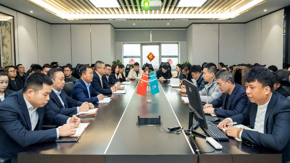 在泸州老窖“中国第一窖”石刻前打卡留念  柳林酒业将继续秉持开放合作的态度，与业界同仁共同探索中国白酒的新高度，共绘酒业美好蓝图，全力打造产品质量更优、品牌影响力更大的现代化白酒企业。