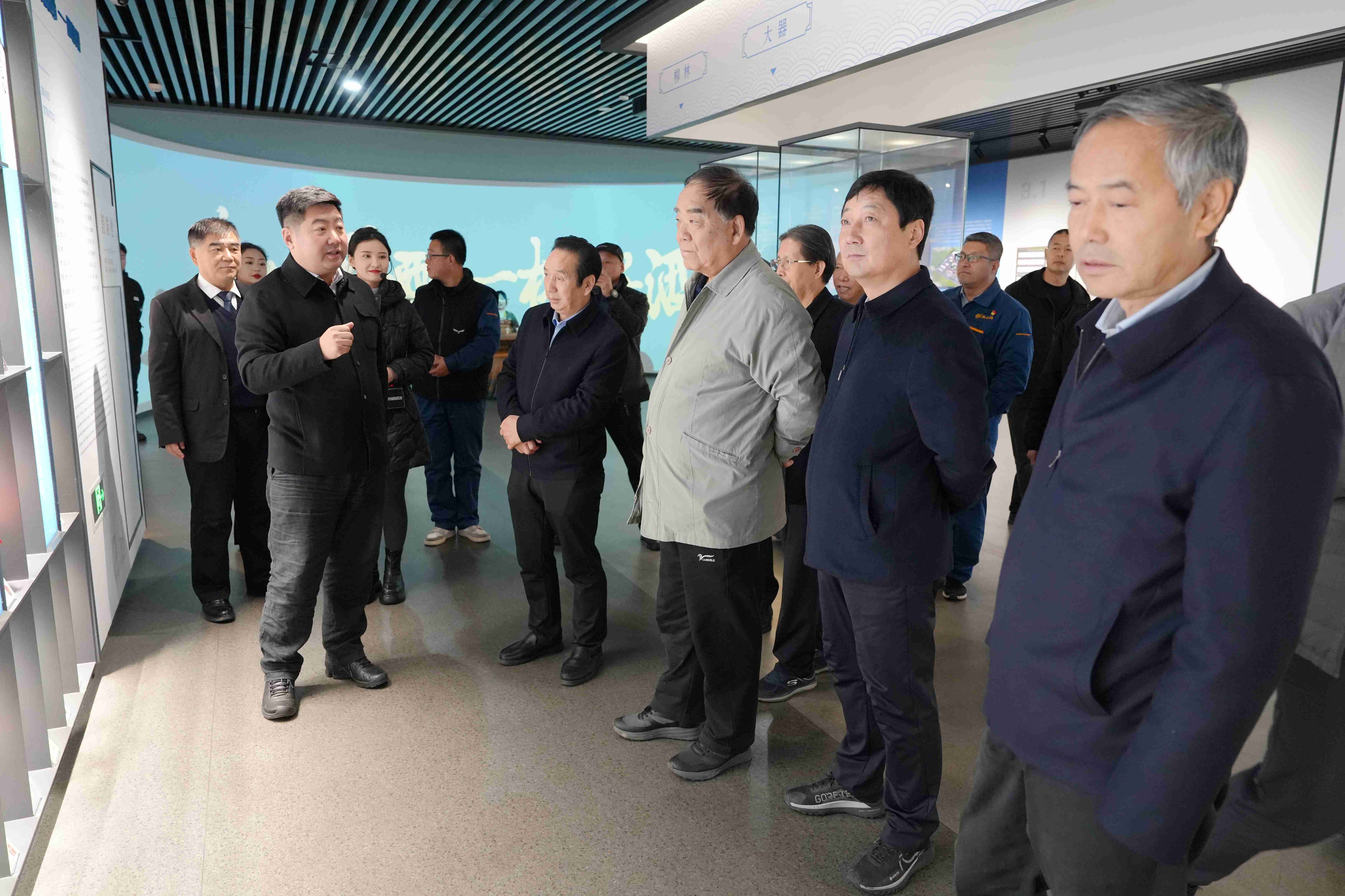 生态优先 绿色发展 |陕西省生态文明建设促进会走访柳林酒业集团并颁授“副会长单位”牌匾